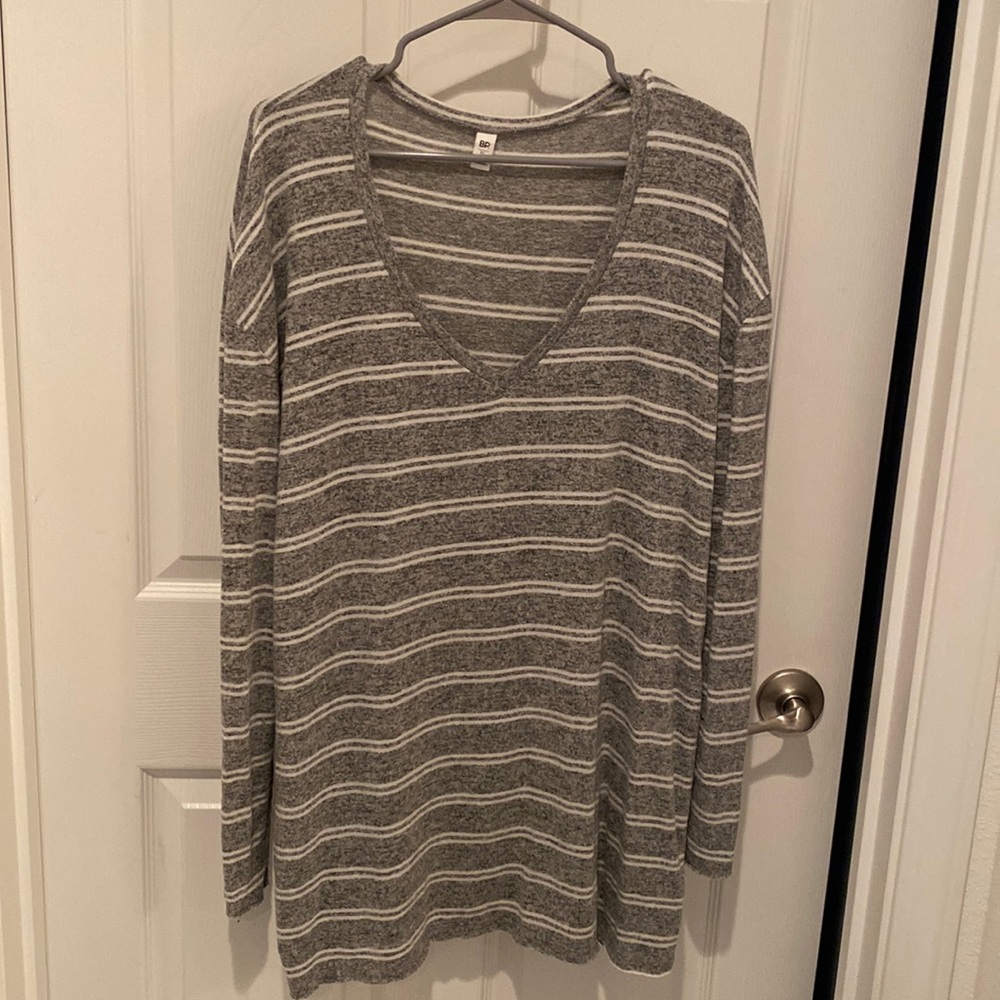 grey and white stripes long sleeve shirt
